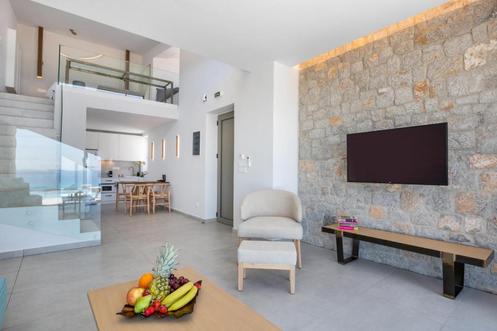 TV a/nebo společenská místnost v ubytování Aros Luxury Villas