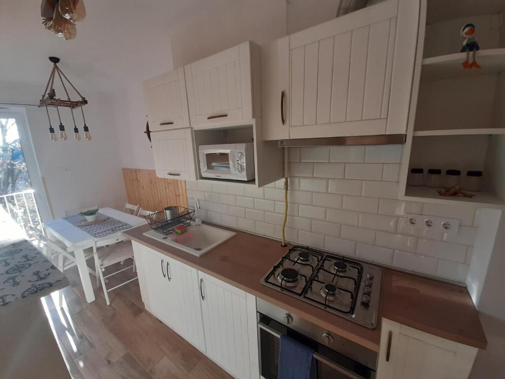 Kuchyň nebo kuchyňský kout v ubytování Admiral Apartman Makó