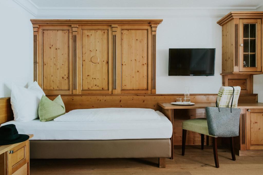 A bed or beds in a room at Hotel Tauernhof