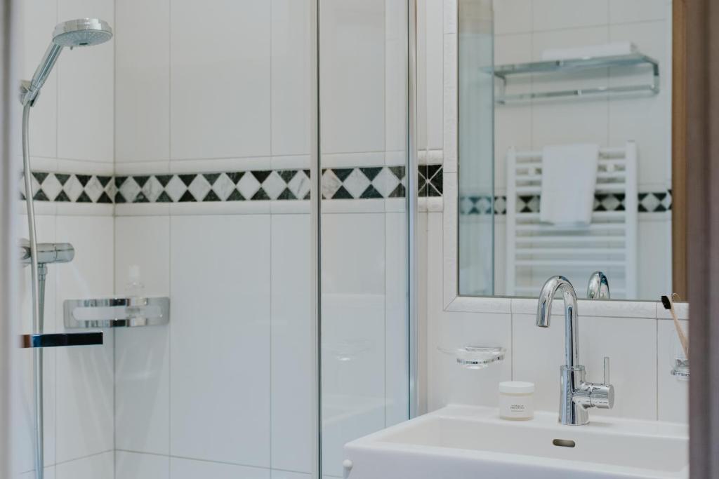 A bathroom at Hotel Tauernhof