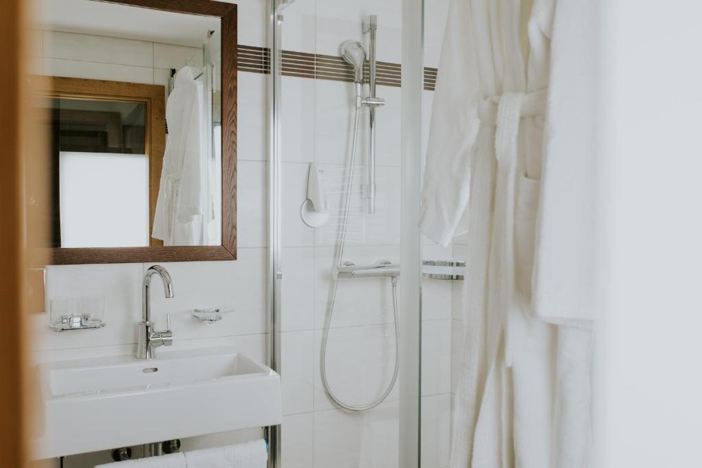 A bathroom at Hotel Tauernhof