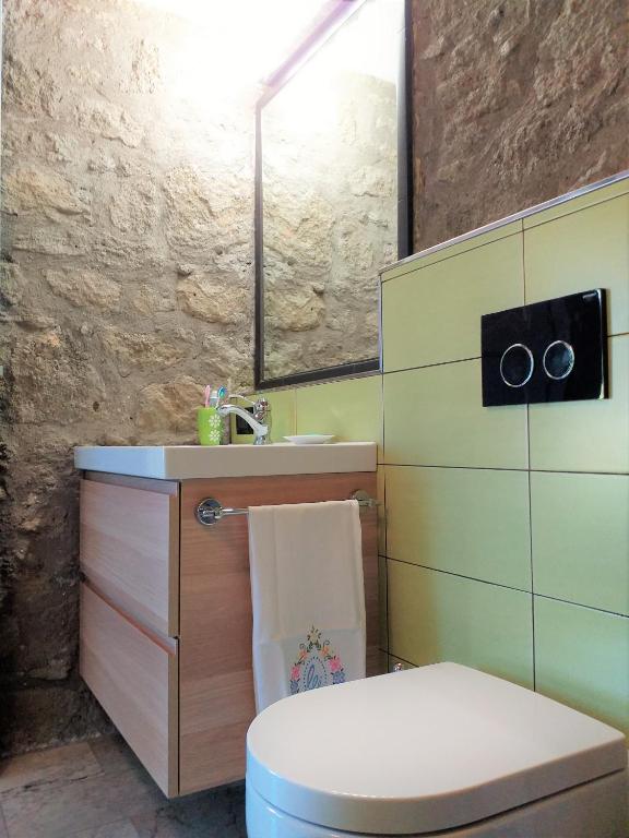 W łazience znajduje się toaleta, umywalka i lustro. w obiekcie Casa Tosca w mieście Montefiascone