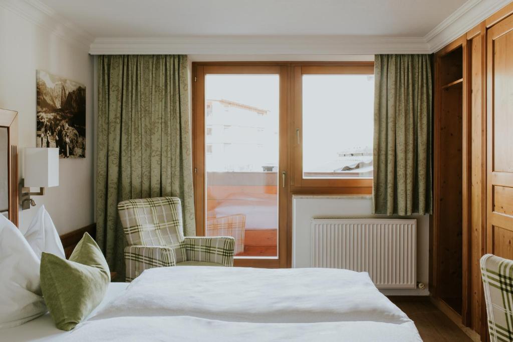 A bed or beds in a room at Hotel Tauernhof