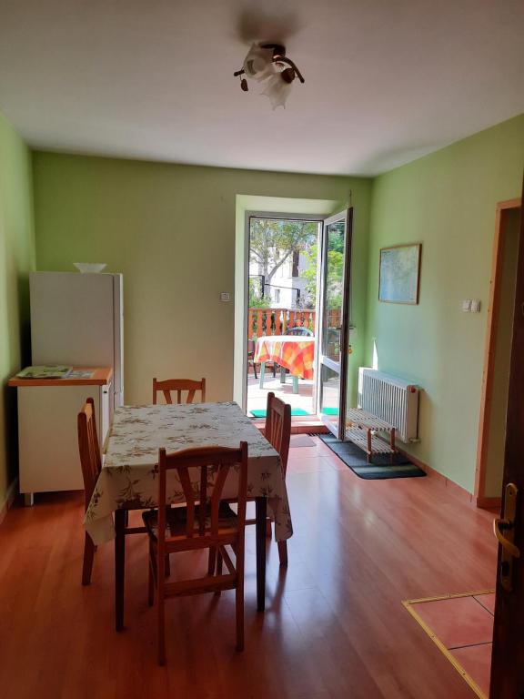 a dining room with a table and chairs and a kitchen at Apartament Albion in Szklarska Poręba