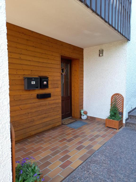 eine Eingangstür eines Hauses mit einer Terrasse in der Unterkunft Ferien- und Monteurwohnung Tina in Mörlenbach