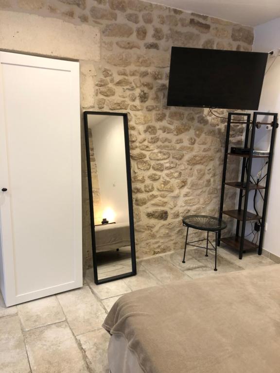 - une chambre avec un miroir, une chaise et une échelle dans l&#39;établissement Maison de naissance de Nostradamus, à Saint-Rémy-de-Provence