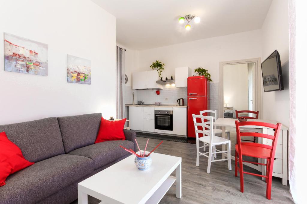 sala de estar con sofá, mesa y cocina en Your Apartment Catania en Catania