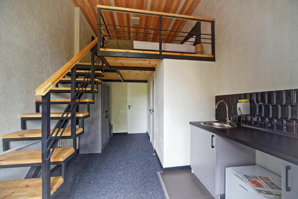 Kuchyň nebo kuchyňský kout v ubytování Mezzanine Hotel