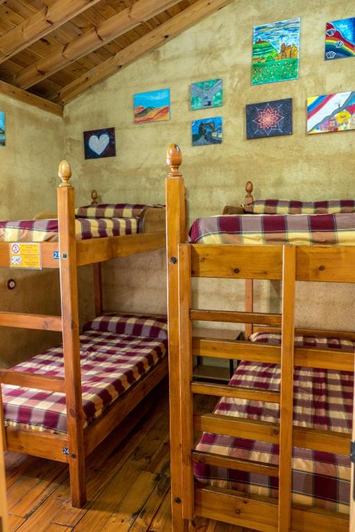 Posteľ alebo postele v izbe v ubytovaní DORMERO Albergue San Miguel Hospital de Órbigo
