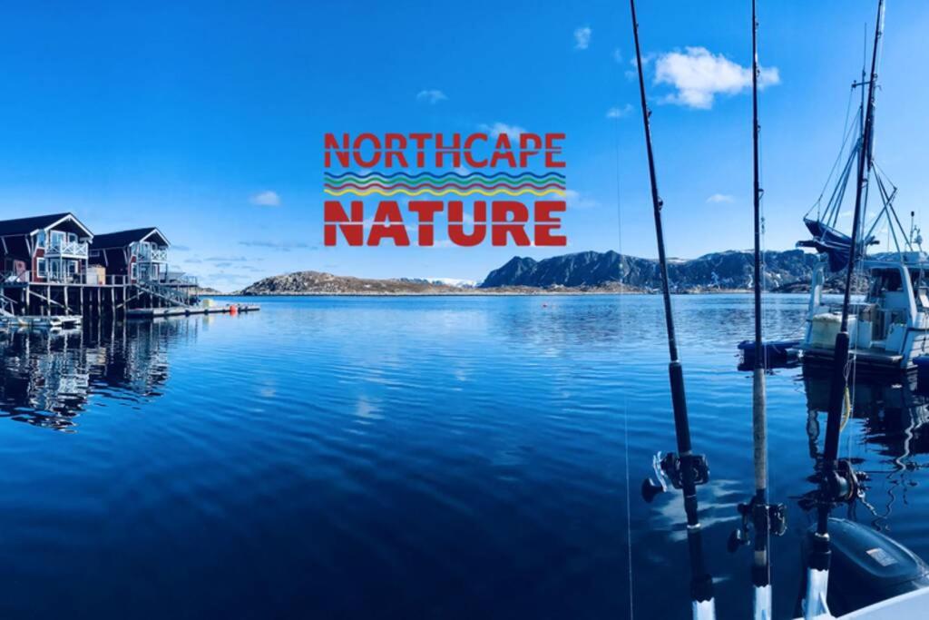 Gjesvær的住宿－Northcape Nature Rorbuer - 3 - Dock North，享有海港和水中船只的景色