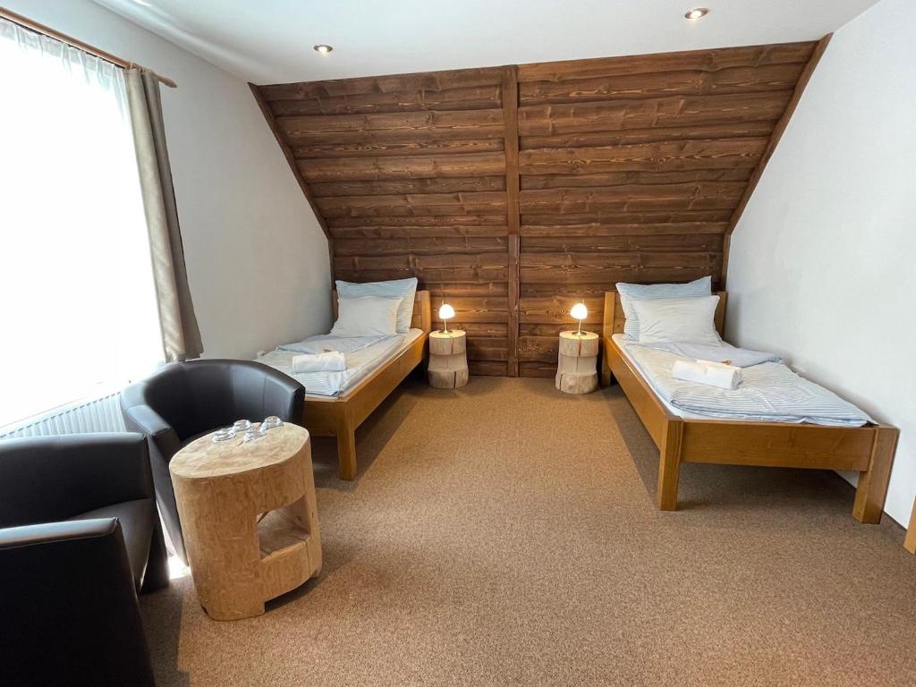 Łóżko lub łóżka w pokoju w obiekcie Hotel Kristian