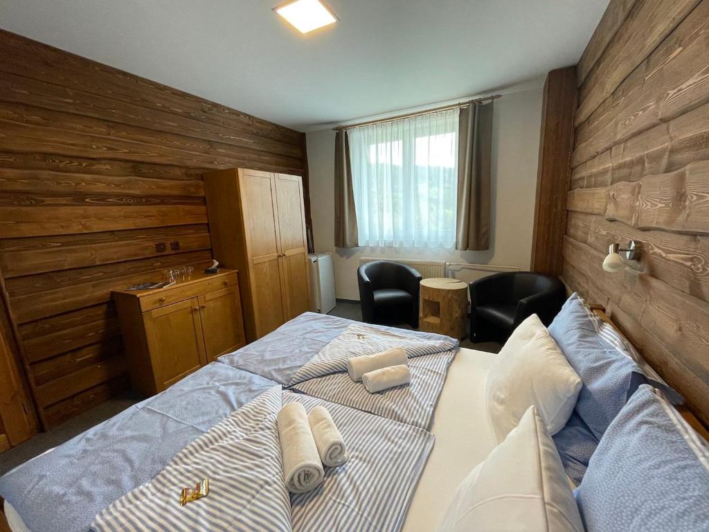 Łóżko lub łóżka w pokoju w obiekcie Hotel Kristian
