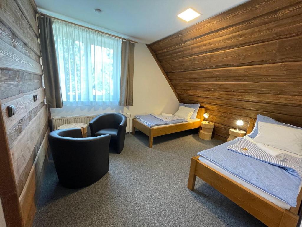 Łóżko lub łóżka w pokoju w obiekcie Hotel Kristian