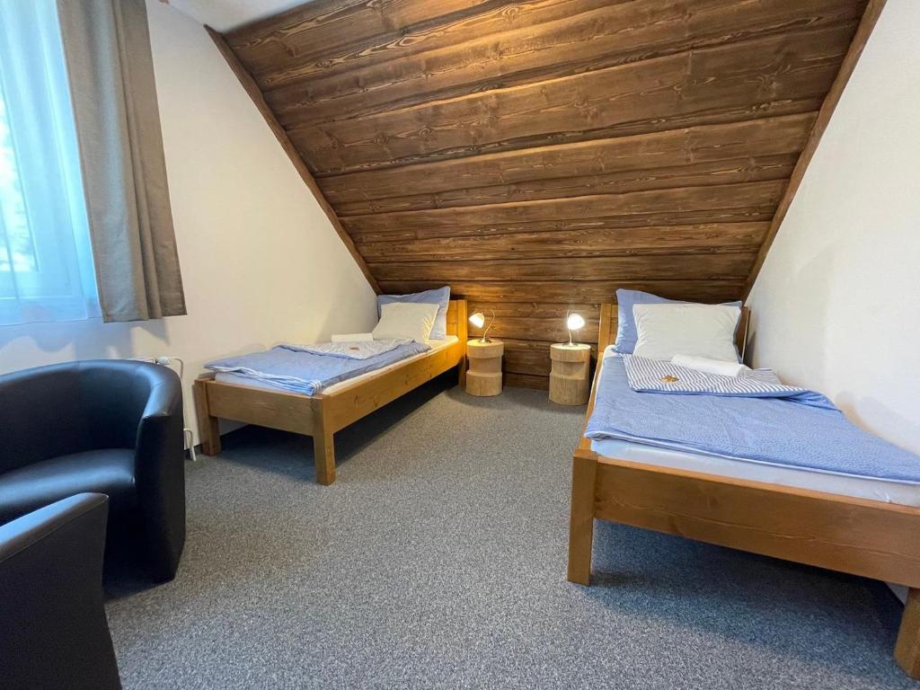 Łóżko lub łóżka w pokoju w obiekcie Hotel Kristian