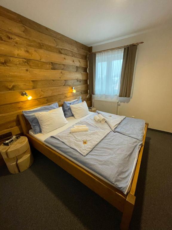 Łóżko lub łóżka w pokoju w obiekcie Hotel Kristian