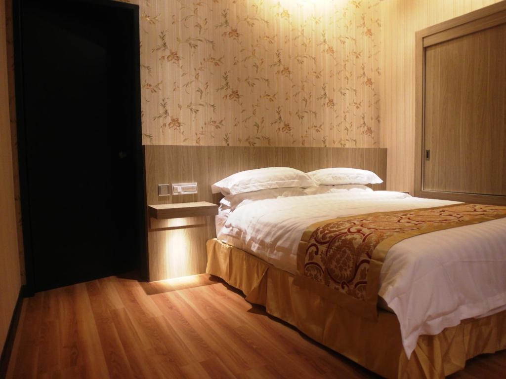 Postel nebo postele na pokoji v ubytování Mandarin Hotel Kota Kinabalu