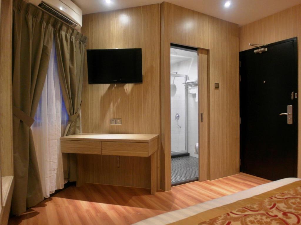 TV a/nebo společenská místnost v ubytování Mandarin Hotel Kota Kinabalu