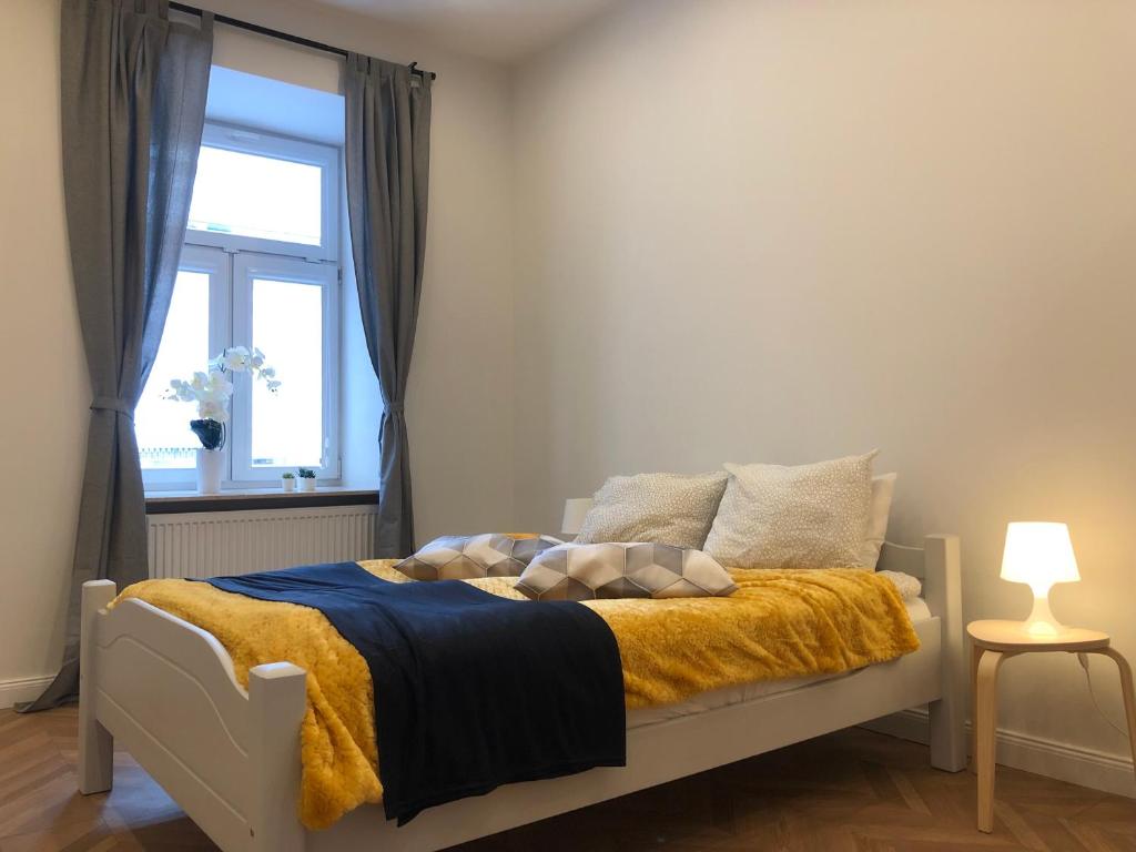 Postel nebo postele na pokoji v ubytování #VisitLublin Apartments City Center Narutowicza