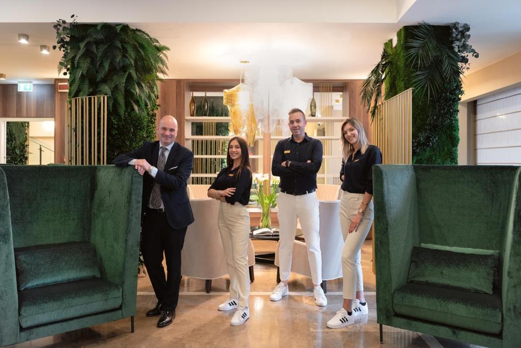 Členové personálu v ubytování Hotel Tocq