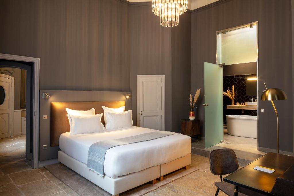 Postel nebo postele na pokoji v ubytování Margaret - Hôtel Chouleur