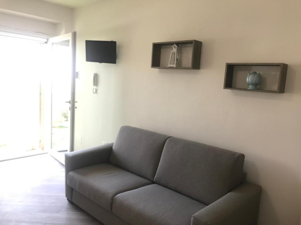 salon z kanapą i oknem w obiekcie Casa di Nonna Checca w mieście Leuca