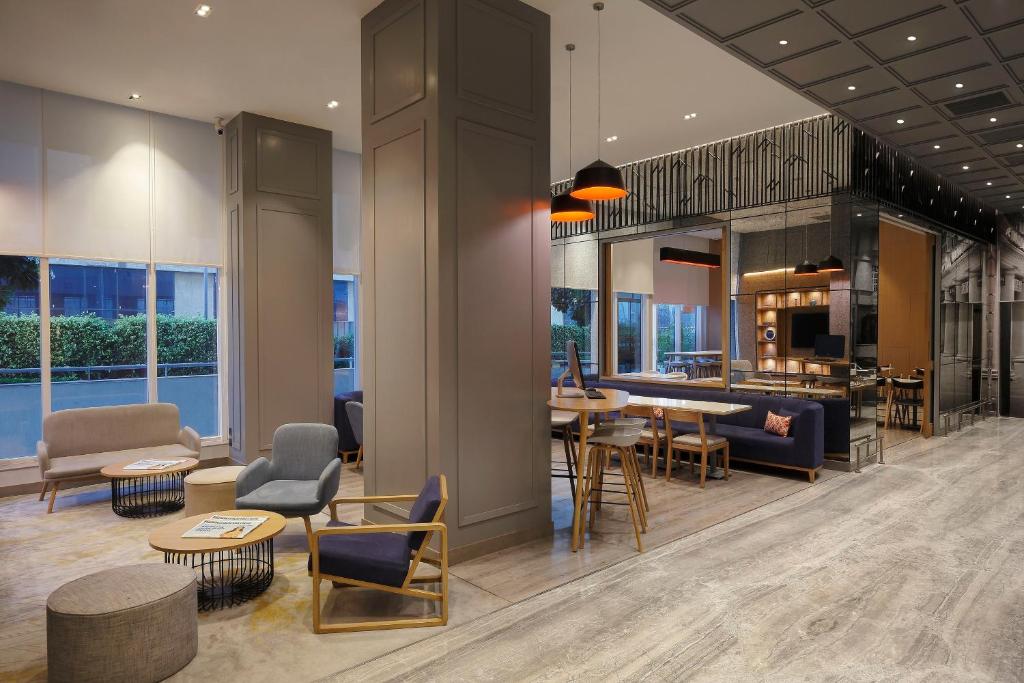 Posezení v ubytování Holiday Inn Express Gurugram Sector 50 by IHG