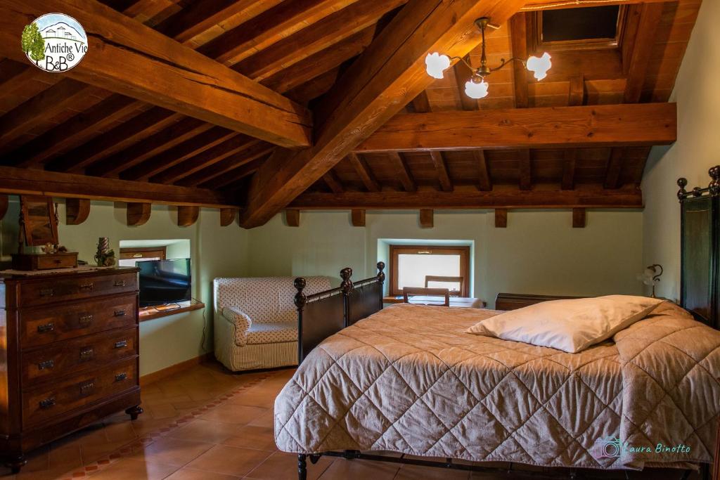 A bed or beds in a room at Antiche Vie B&B