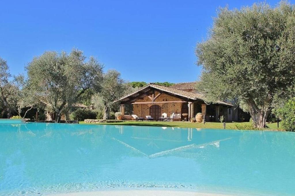 カパルビオにあるCasale degli Uliviの家の前の青い水の大きなプール