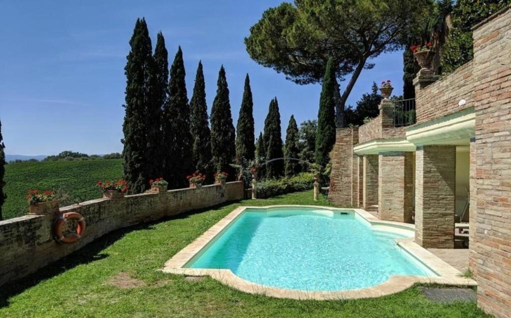 a swimming pool in the yard of a house at Castello di Renai in Castelfiorentino