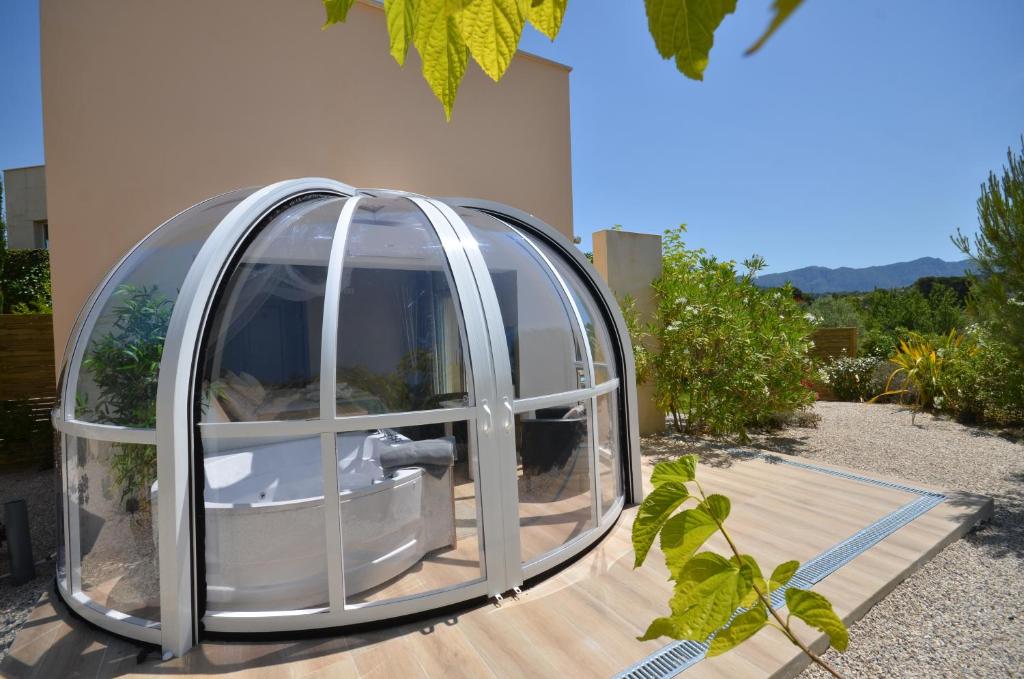 Casa redonda con cúpula en una terraza de madera en El Pao Spa, en Jijona