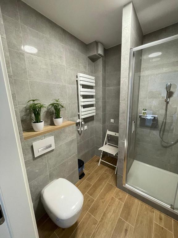 łazienka z toaletą i prysznicem w obiekcie Gąski Apartament Nadmorski w Gąskach