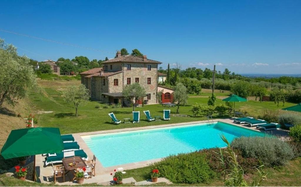 una imagen de una casa con piscina en Villa Altomonte, en Marlia