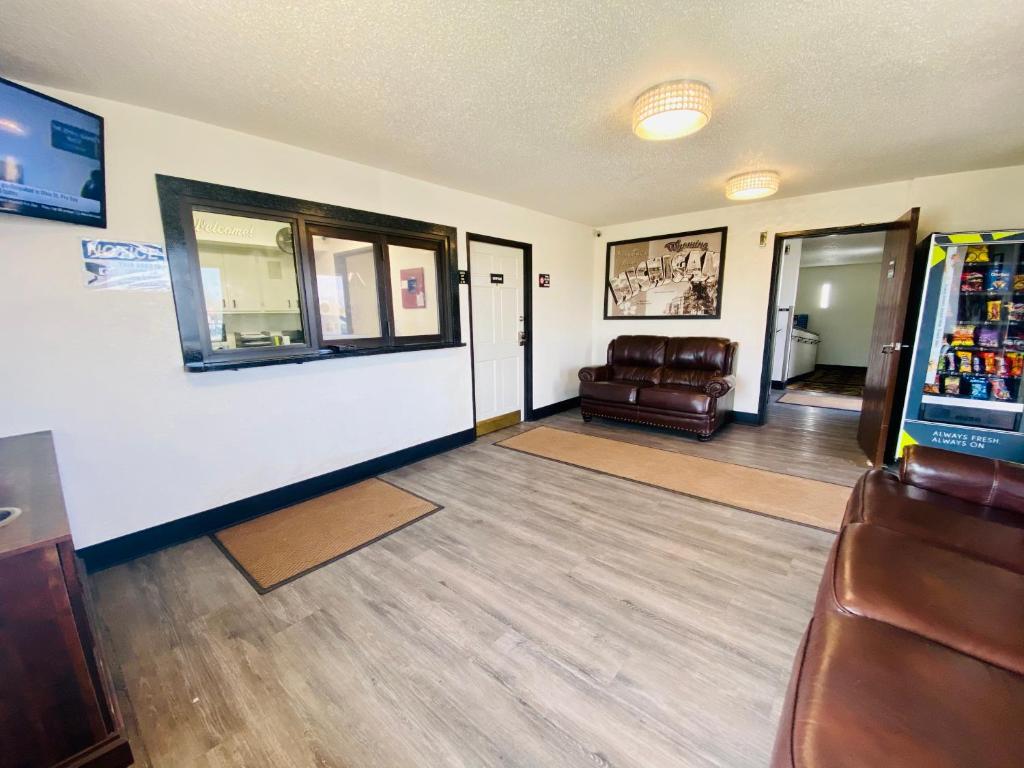 ワイオミングにあるSuper 8 Grand Rapids City Centerのソファと椅子のあるリビングルーム