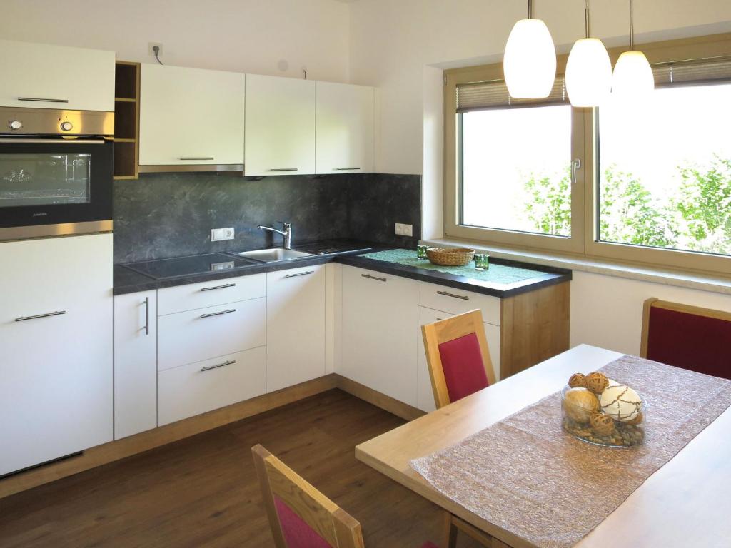 Kuchyň nebo kuchyňský kout v ubytování Apartment Anton-3 by Interhome