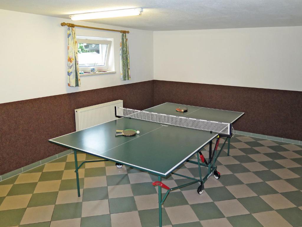 Stolní tenis v ubytování Apartment Sonne-4 by Interhome nebo okolí
