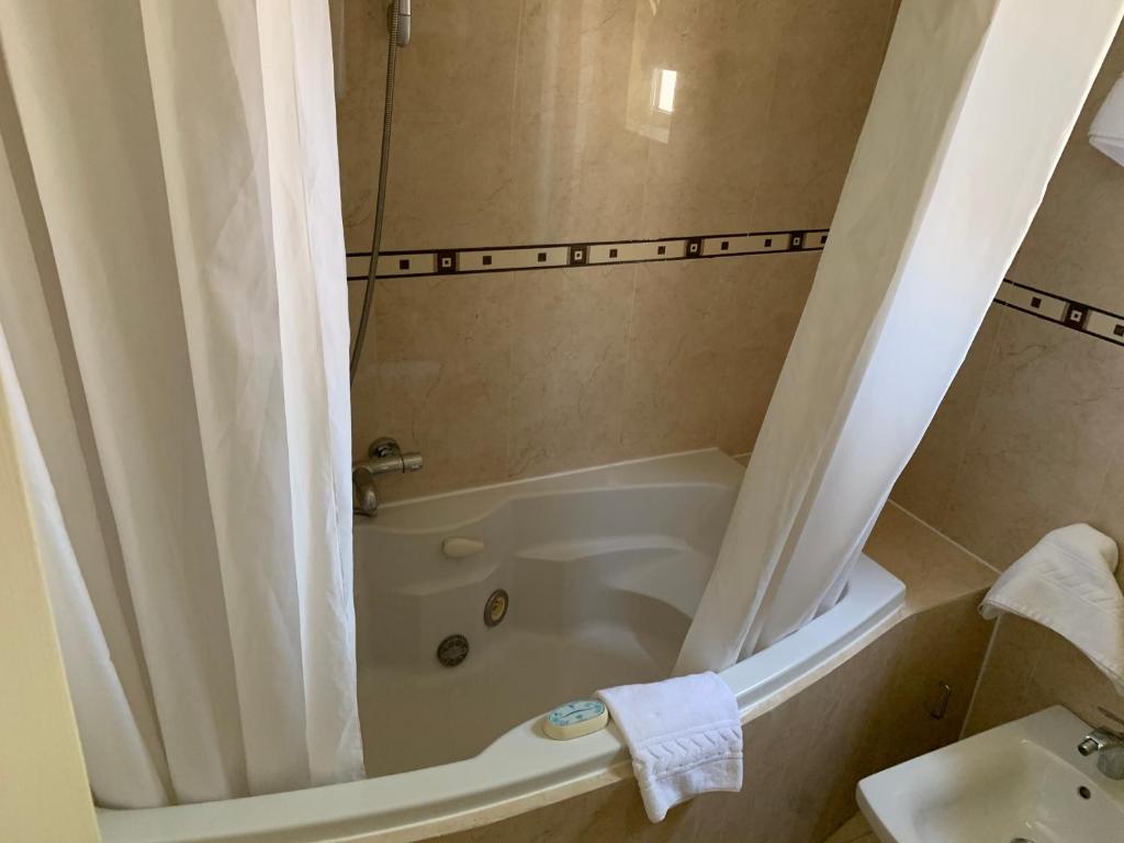 a bathroom with a tub and a toilet and a sink at Hotel Paraíso Del Mar in Nerja