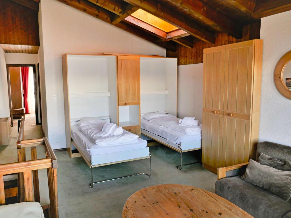 Postel nebo postele na pokoji v ubytování Apartment Eden Roc 28 by Interhome