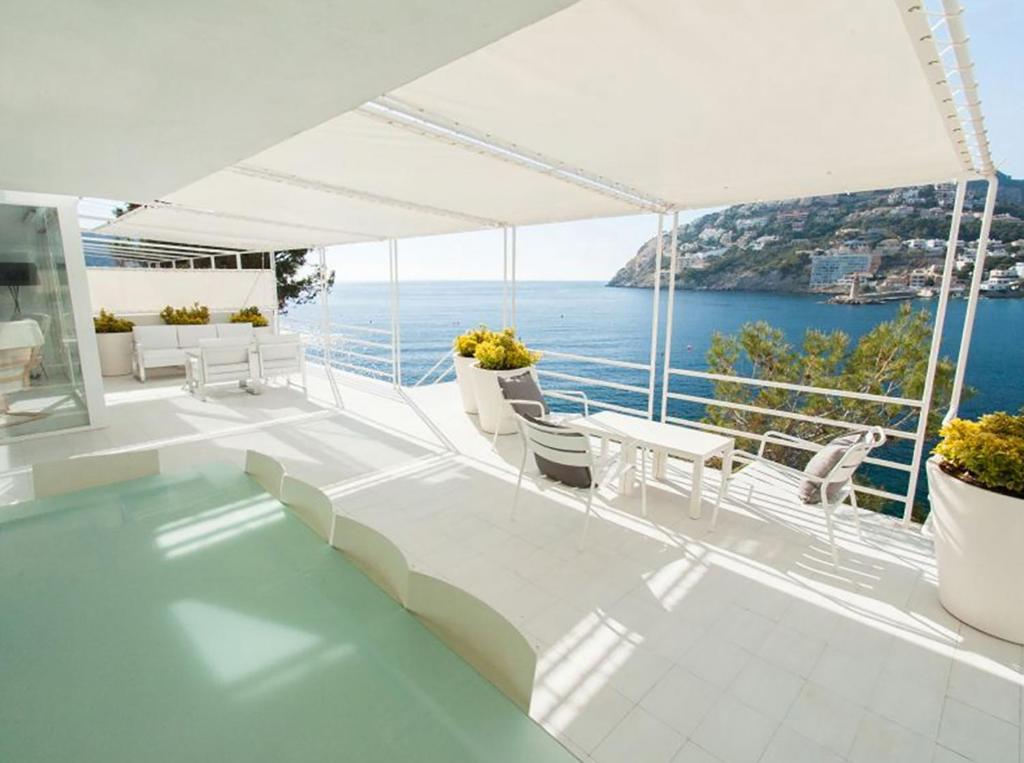 ポルト・ダンドラッチにあるVilla Sant Carlesの海の景色を望む白い部屋