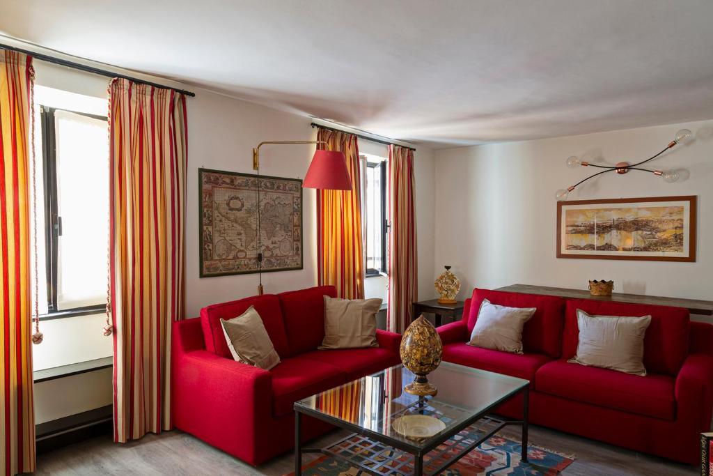 sala de estar con sofá rojo y mesa en Luxury apartment in the heart of Genoa by Wonderful Italy, en Génova