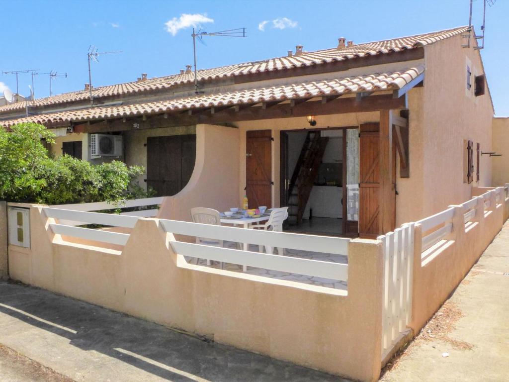 Casa con balcón y mesa. en Holiday Home Les Maisons du Rivage Bleu by Interhome, en Narbonne-Plage