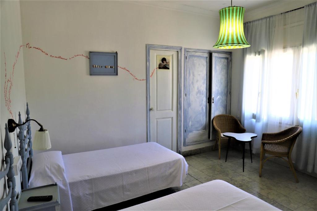Hostal Montsoliu - Habitación Gemela Con Baño Privado