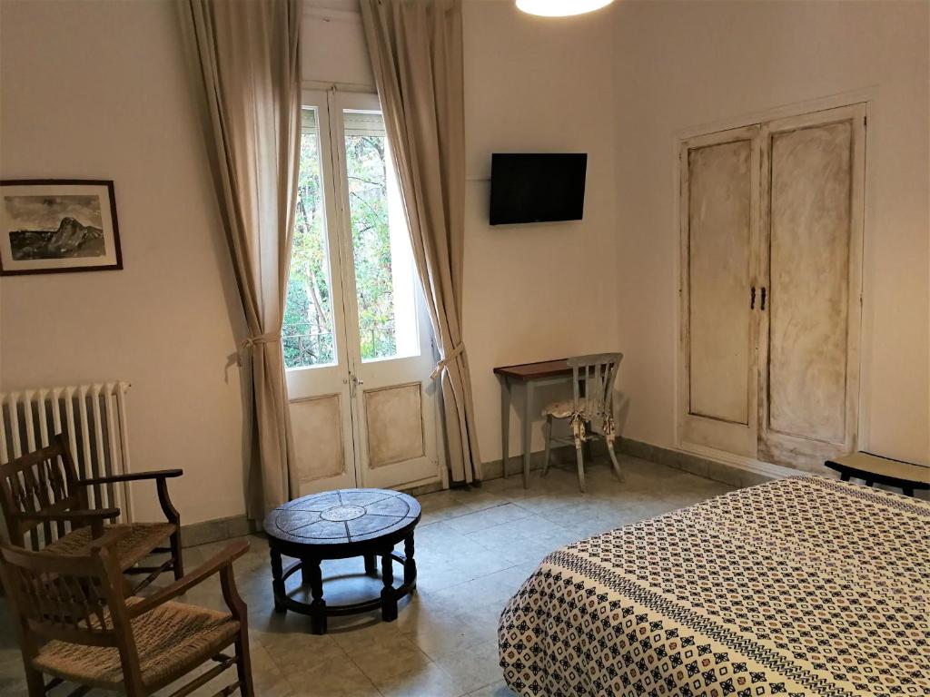 Hostal Montsoliu - Habitación Doble Con Baño Privado