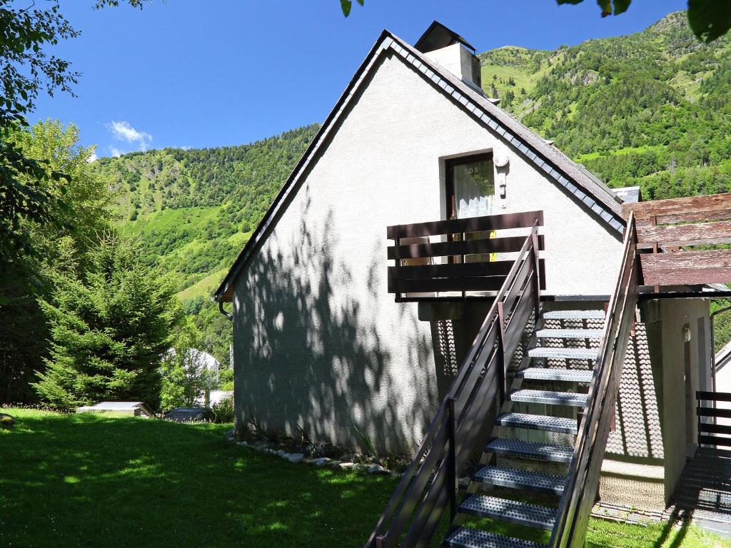 een trap naar een huis met bergen op de achtergrond bij Apartment Les Marmottes by Interhome in Barèges