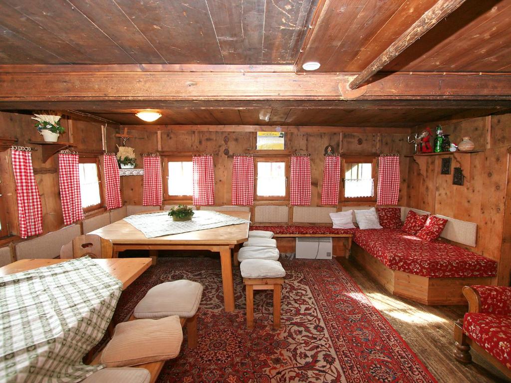 ein Zimmer mit einem Sofa und einem Tisch in einem Zugraum in der Unterkunft Holiday Home Hochzillertalblick by Interhome in Gattererberg