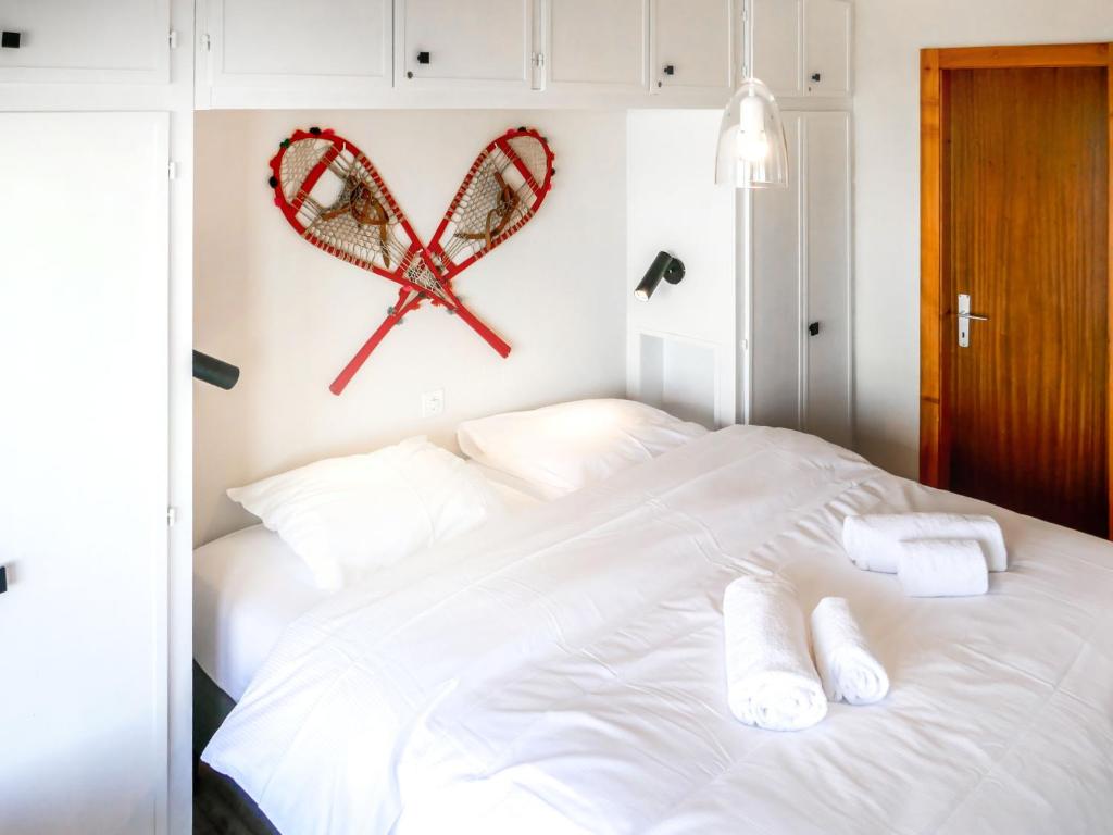 Postel nebo postele na pokoji v ubytování Apartment Rossignol C4 by Interhome