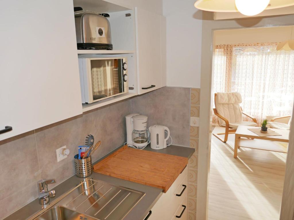 Kuchyň nebo kuchyňský kout v ubytování Apartment Nid d'aigle E1 by Interhome