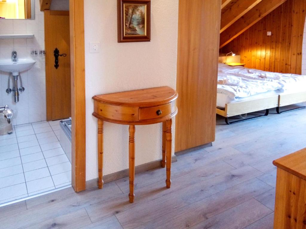 Postel nebo postele na pokoji v ubytování Apartment Eaux-Vives 202 by Interhome