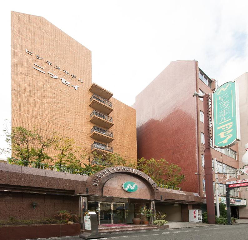 un edificio con una señal delante de él en Business Hotel Nissei, en Osaka