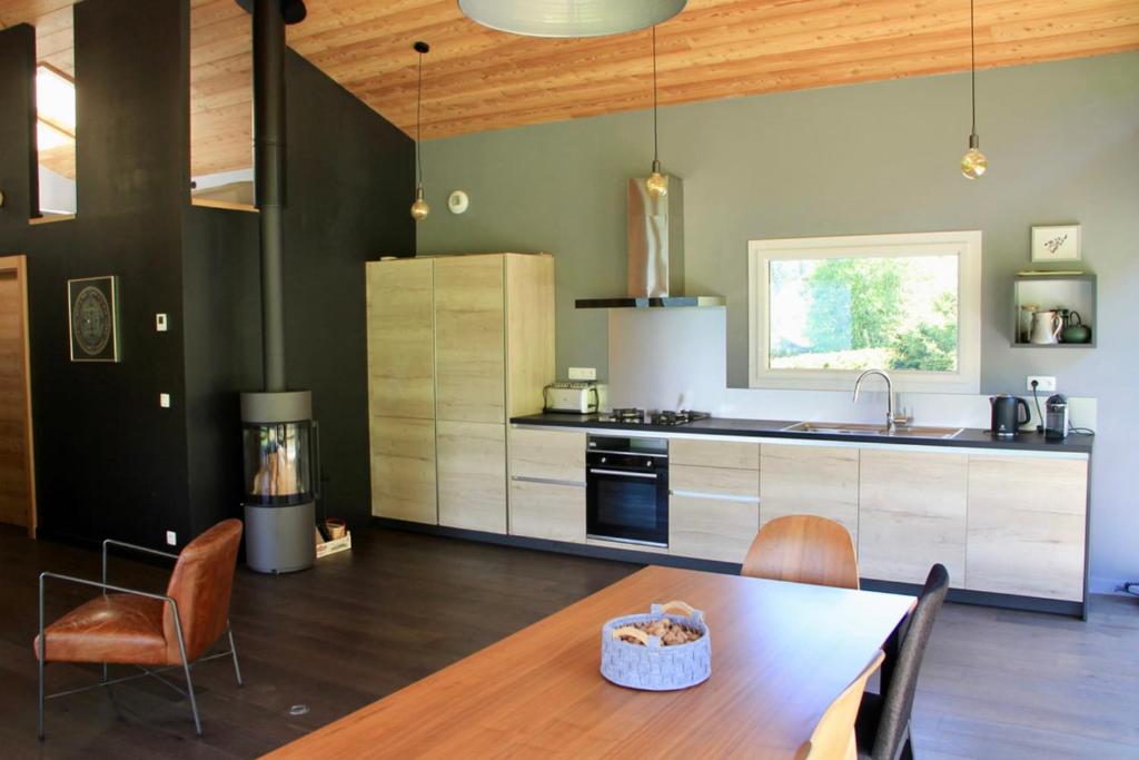 une cuisine avec une table en bois et une salle à manger dans l'établissement Modern Chalet With Garden Chamonix, à Chamonix-Mont-Blanc