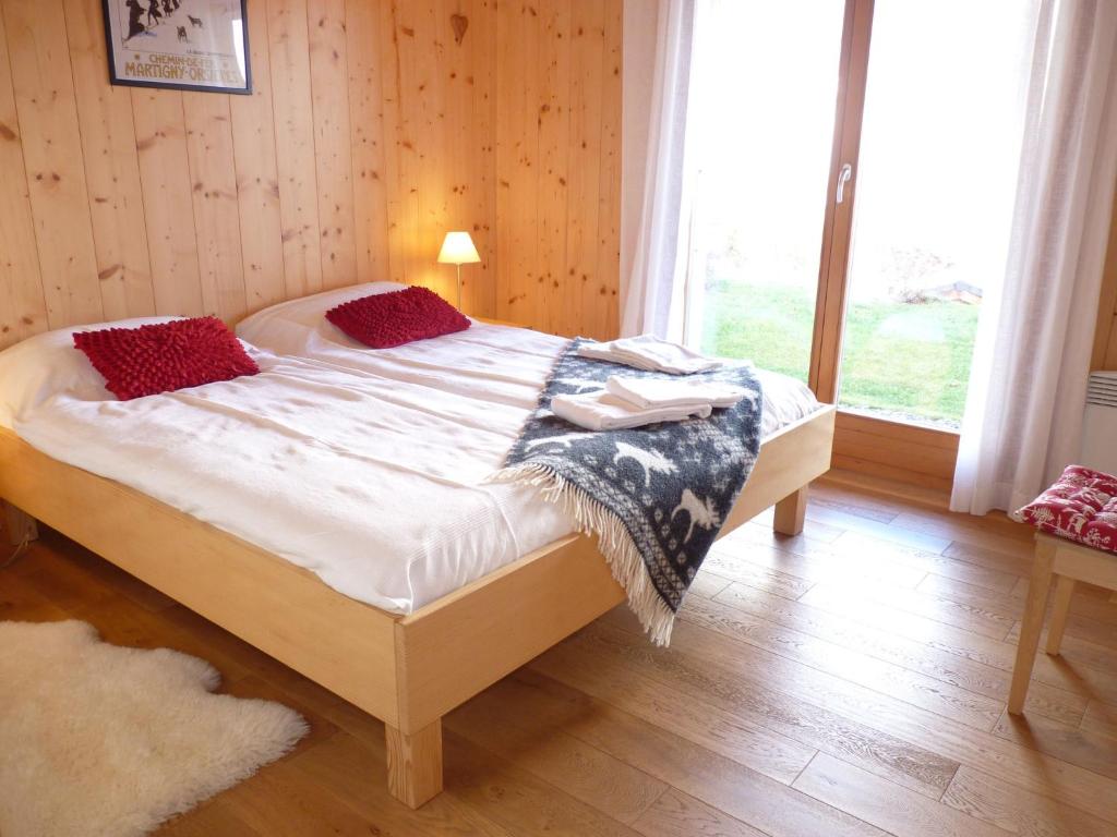 Postel nebo postele na pokoji v ubytování Chalet Chloé by Interhome